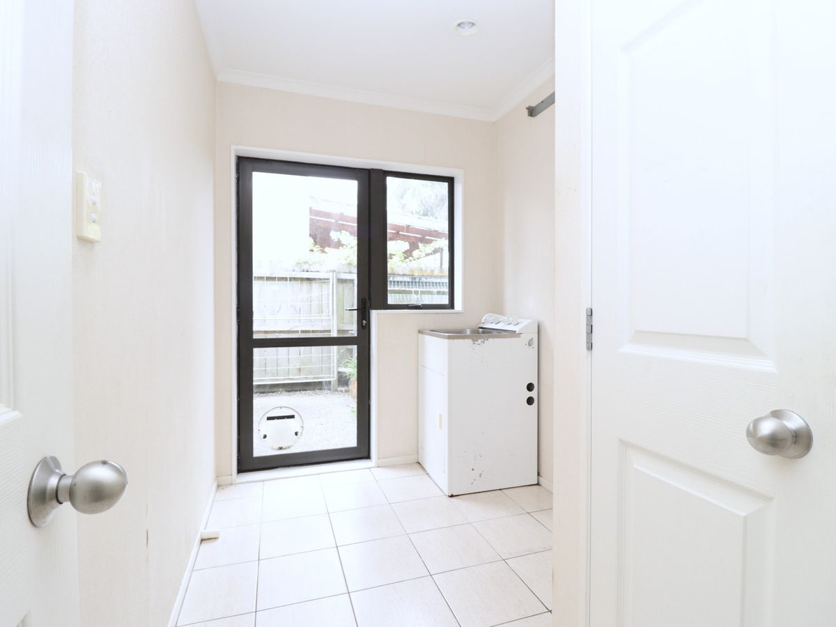 For rent, Botany College School zone, 5 beds 2 baths house, Available Now, 15 Erne Crescent, East Tamaki, Auckland