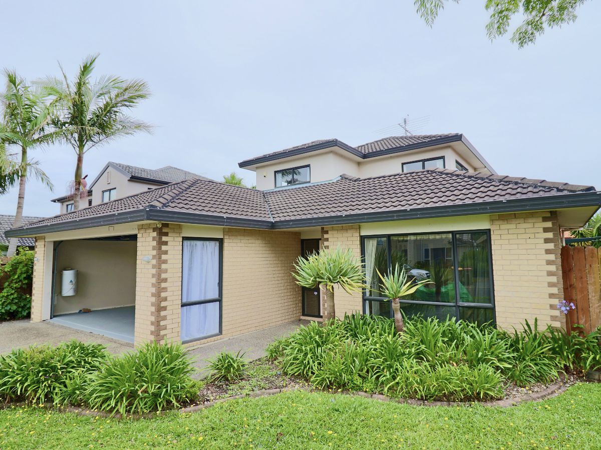 For rent, Botany College School zone, 5 beds 2 baths house, Available Now, 15 Erne Crescent, East Tamaki, Auckland