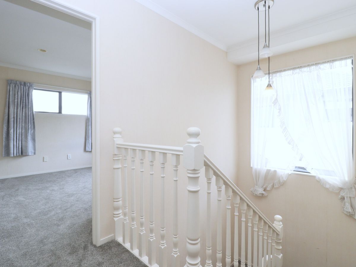 For rent, Botany College School zone, 5 beds 2 baths house, Available Now, 15 Erne Crescent, East Tamaki, Auckland