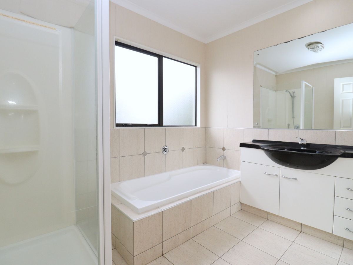 For rent, Botany College School zone, 5 beds 2 baths house, Available Now, 15 Erne Crescent, East Tamaki, Auckland