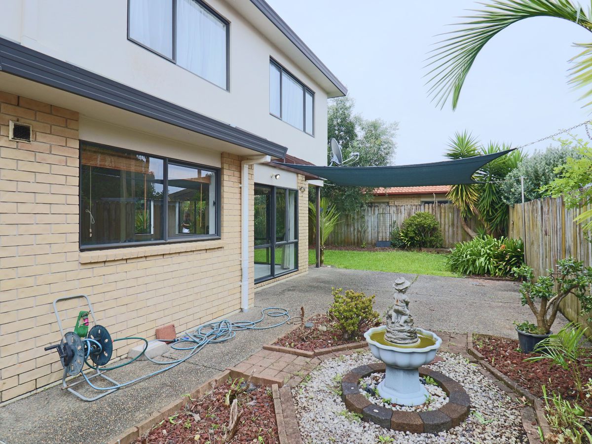 For rent, Botany College School zone, 5 beds 2 baths house, Available Now, 15 Erne Crescent, East Tamaki, Auckland