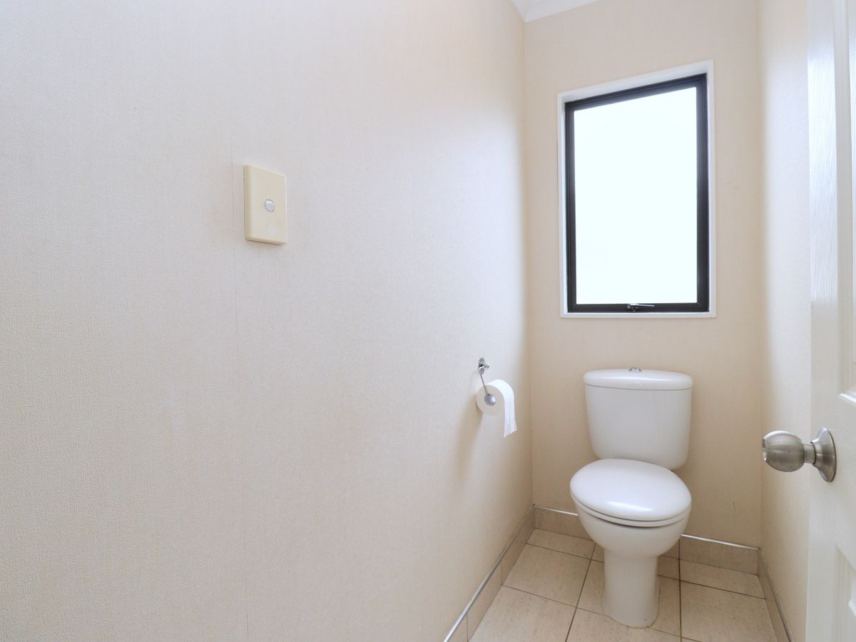 For rent, Botany College School zone, 5 beds 2 baths house, Available Now, 15 Erne Crescent, East Tamaki, Auckland