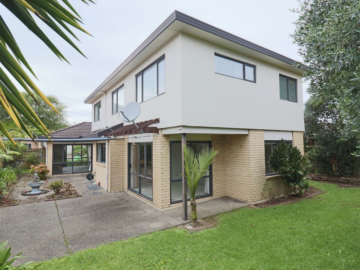 For rent, Botany College School zone, 5 beds 2 baths house, Available Now, 15 Erne Crescent, East Tamaki, Auckland
