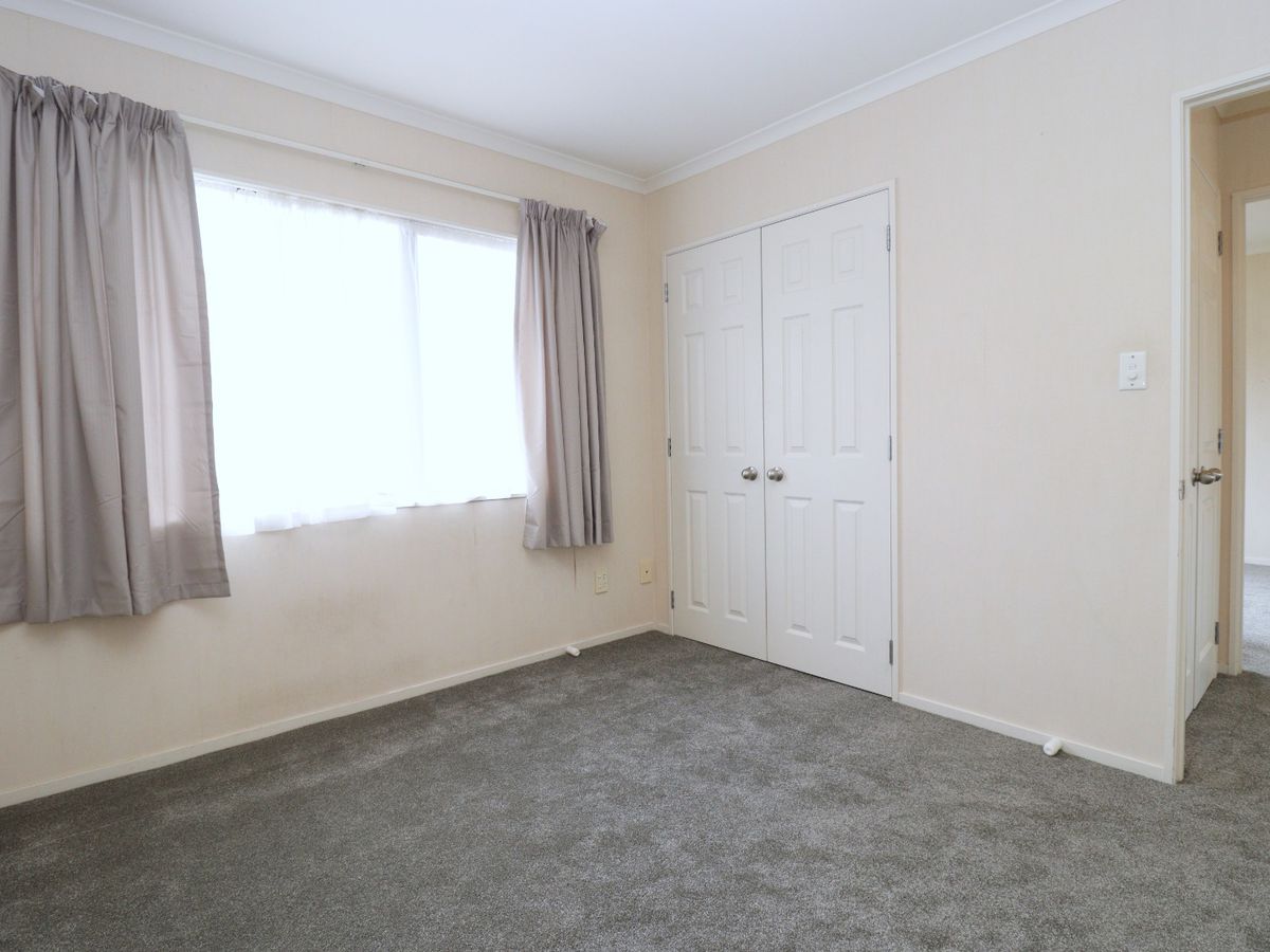 For rent, Botany College School zone, 5 beds 2 baths house, Available Now, 15 Erne Crescent, East Tamaki, Auckland
