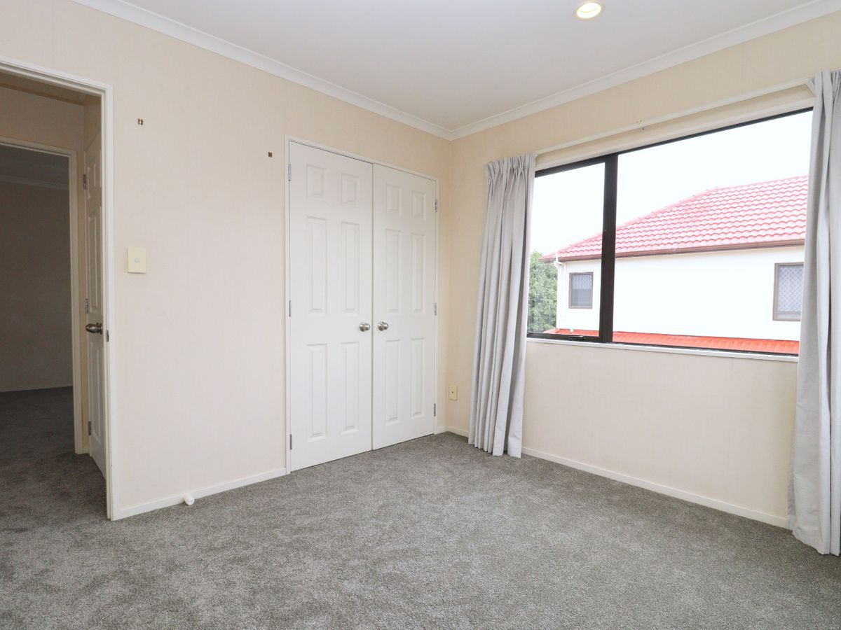 For rent, Botany College School zone, 5 beds 2 baths house, Available Now, 15 Erne Crescent, East Tamaki, Auckland