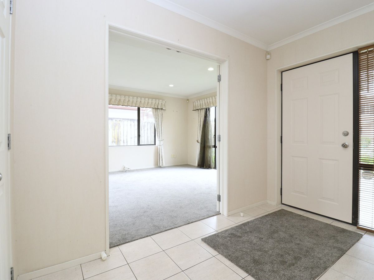 For rent, Botany College School zone, 5 beds 2 baths house, Available Now, 15 Erne Crescent, East Tamaki, Auckland