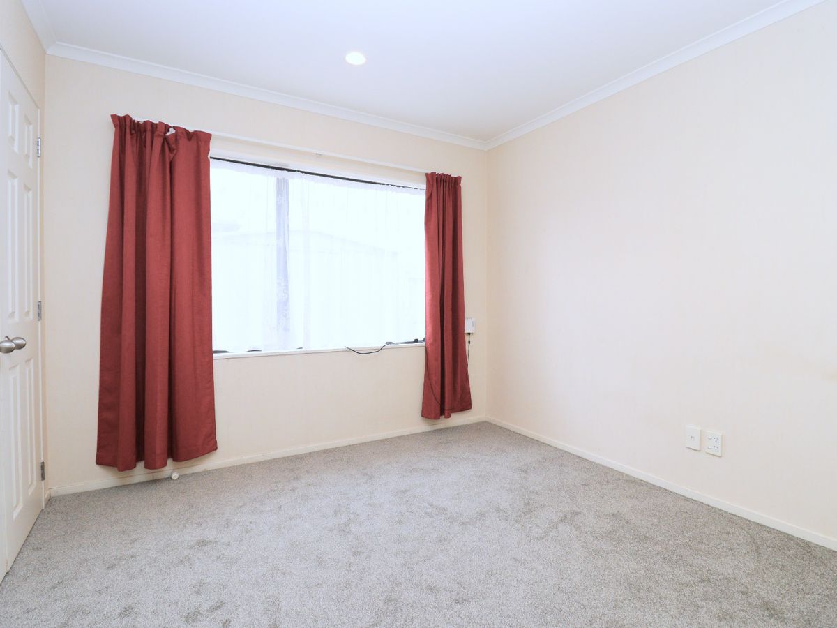 For rent, Botany College School zone, 5 beds 2 baths house, Available Now, 15 Erne Crescent, East Tamaki, Auckland