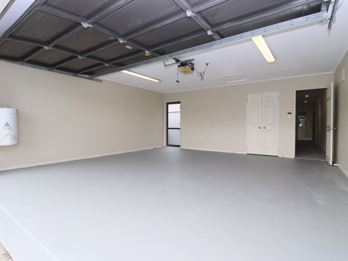 For rent, Botany College School zone, 5 beds 2 baths house, Available Now, 15 Erne Crescent, East Tamaki, Auckland