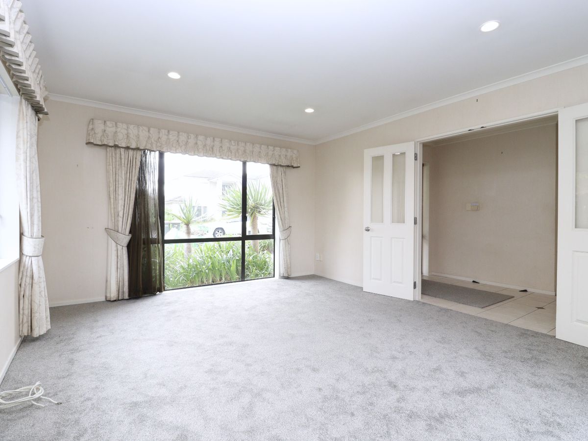 For rent, Botany College School zone, 5 beds 2 baths house, Available Now, 15 Erne Crescent, East Tamaki, Auckland