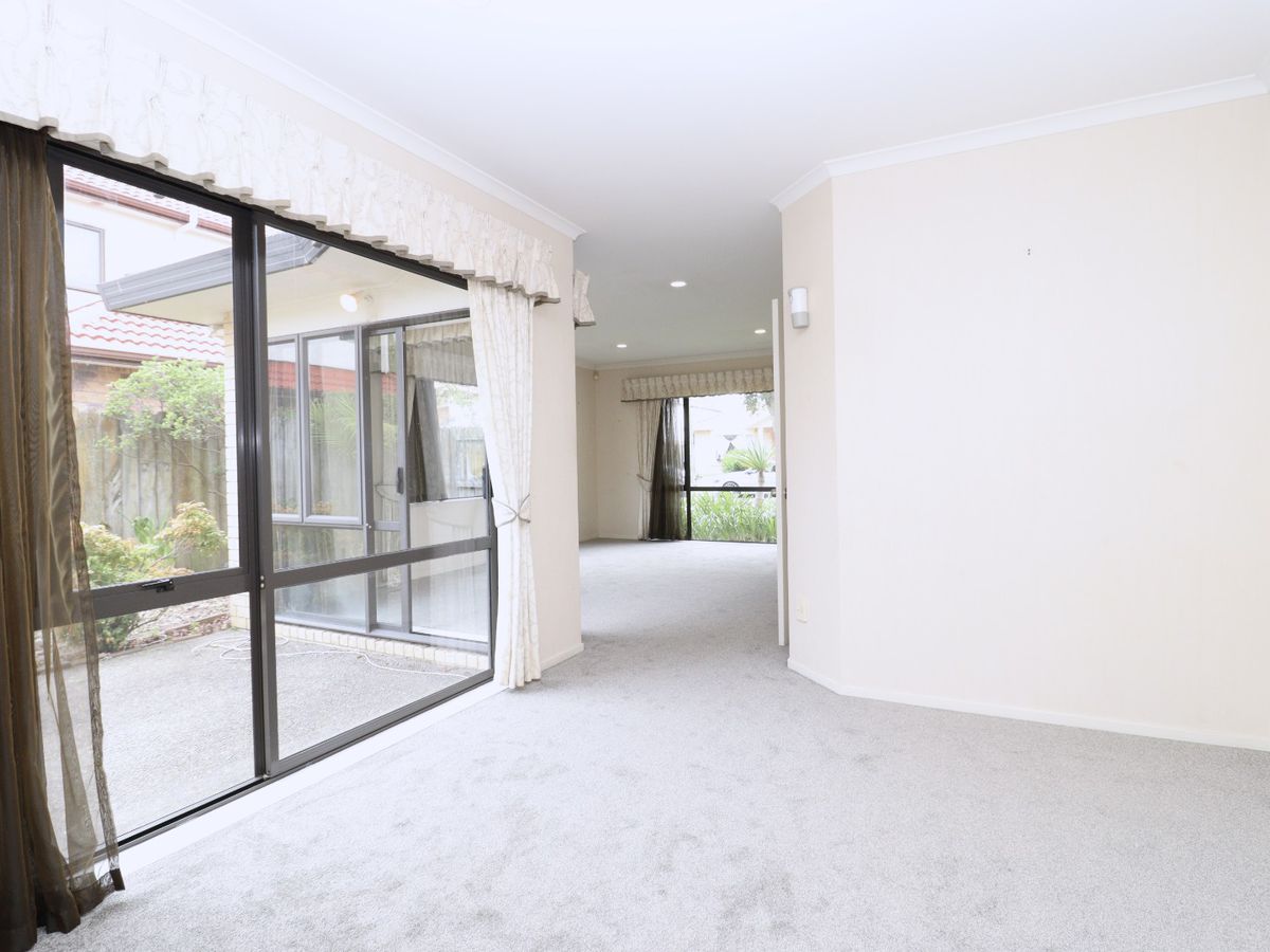 For rent, Botany College School zone, 5 beds 2 baths house, Available Now, 15 Erne Crescent, East Tamaki, Auckland