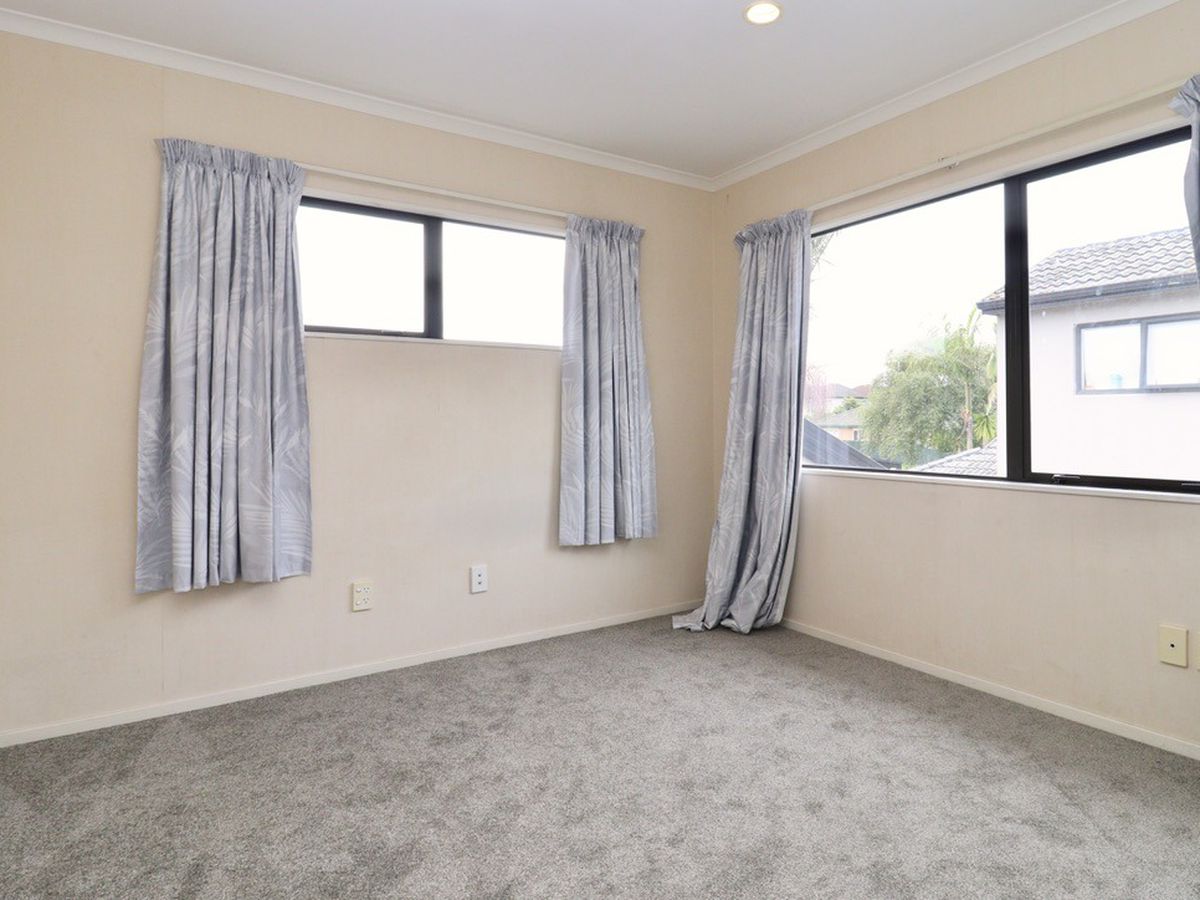 For rent, Botany College School zone, 5 beds 2 baths house, Available Now, 15 Erne Crescent, East Tamaki, Auckland