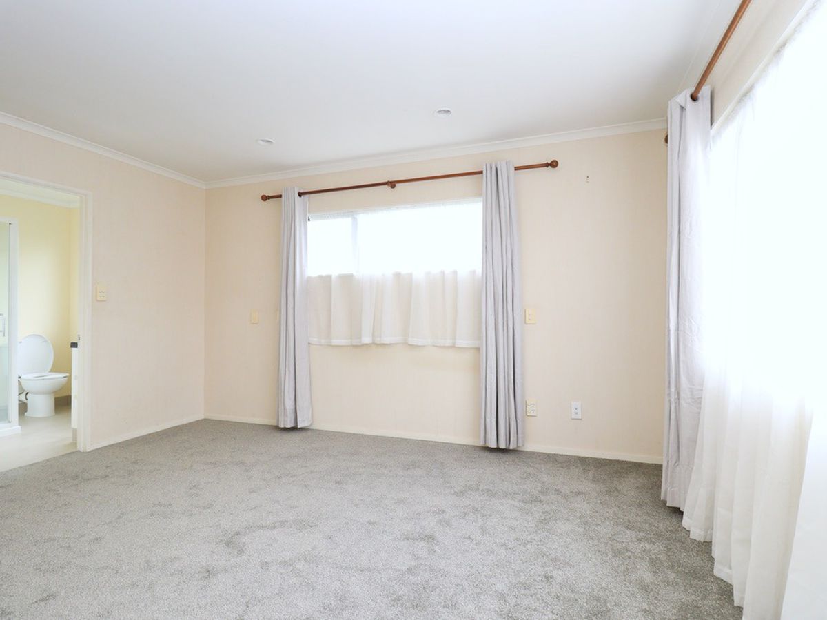 For rent, Botany College School zone, 5 beds 2 baths house, Available Now, 15 Erne Crescent, East Tamaki, Auckland