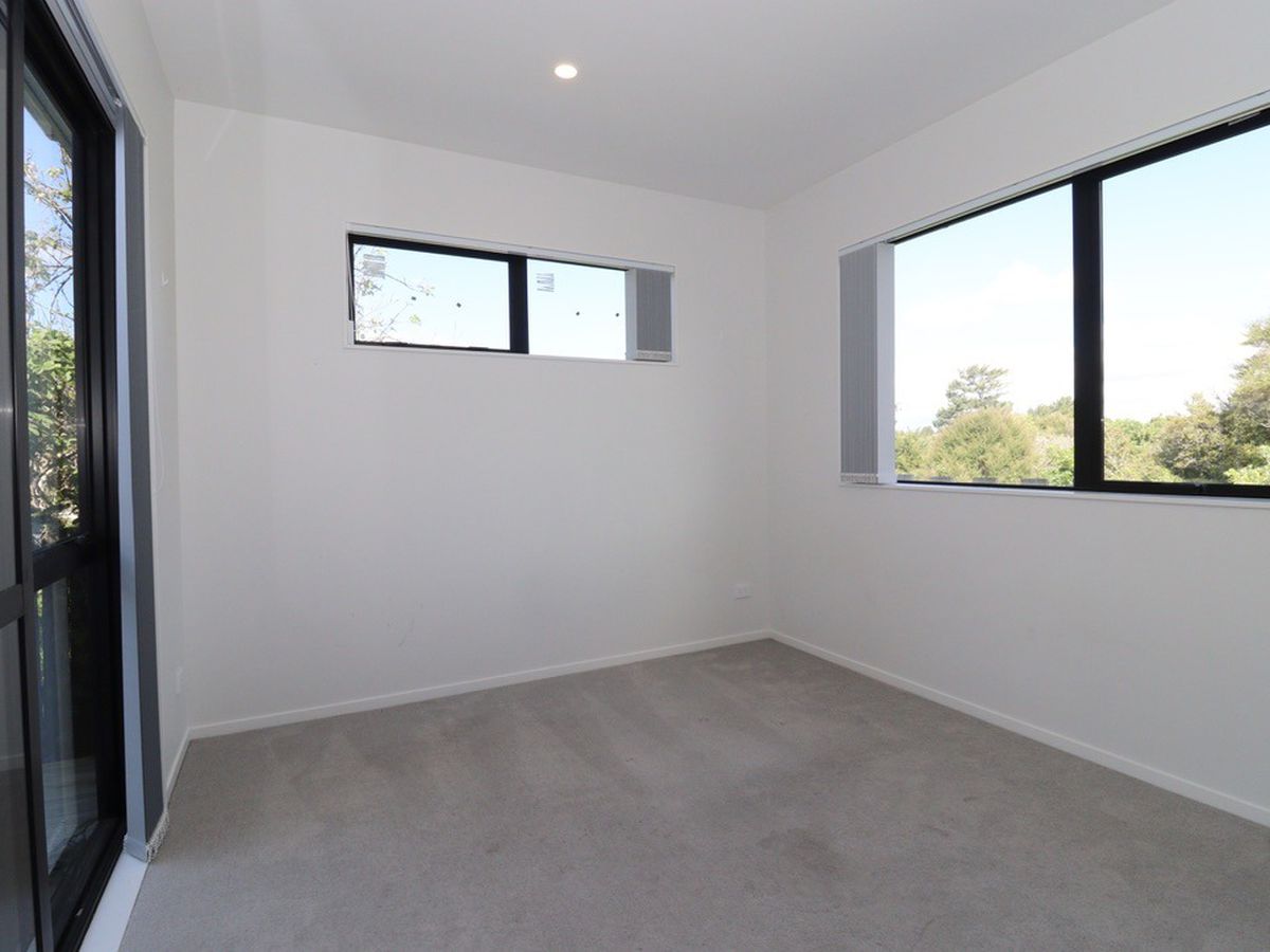 For rent, 4 beds 3 baths townhouse, West Harbour, Auckland, Available from 28th Jan 2026