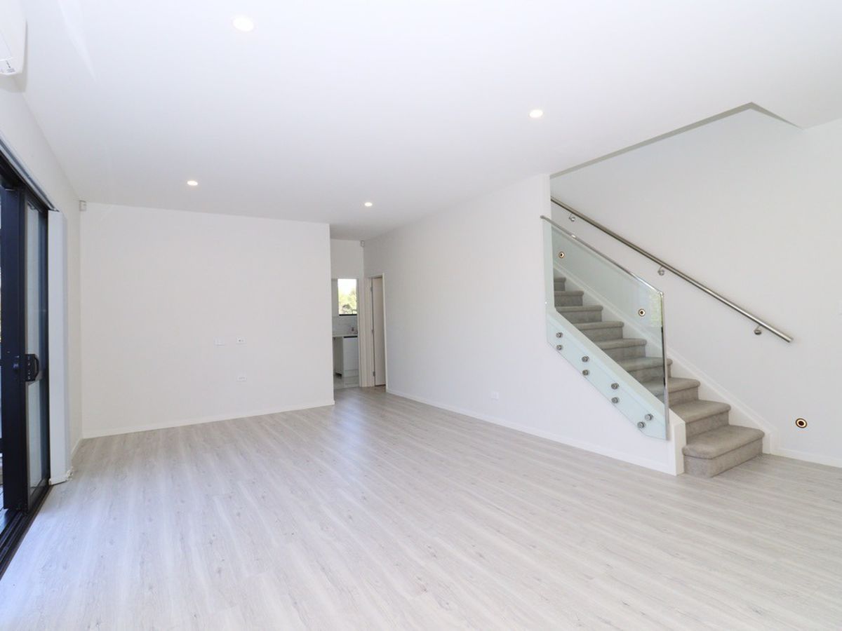 For rent, 4 beds 3 baths townhouse, West Harbour, Auckland, Available from 28th Jan 2026