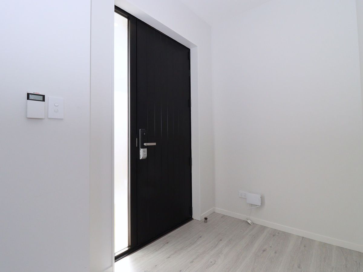 For rent, 4 beds 3 baths townhouse, West Harbour, Auckland, Available from 28th Jan 2026
