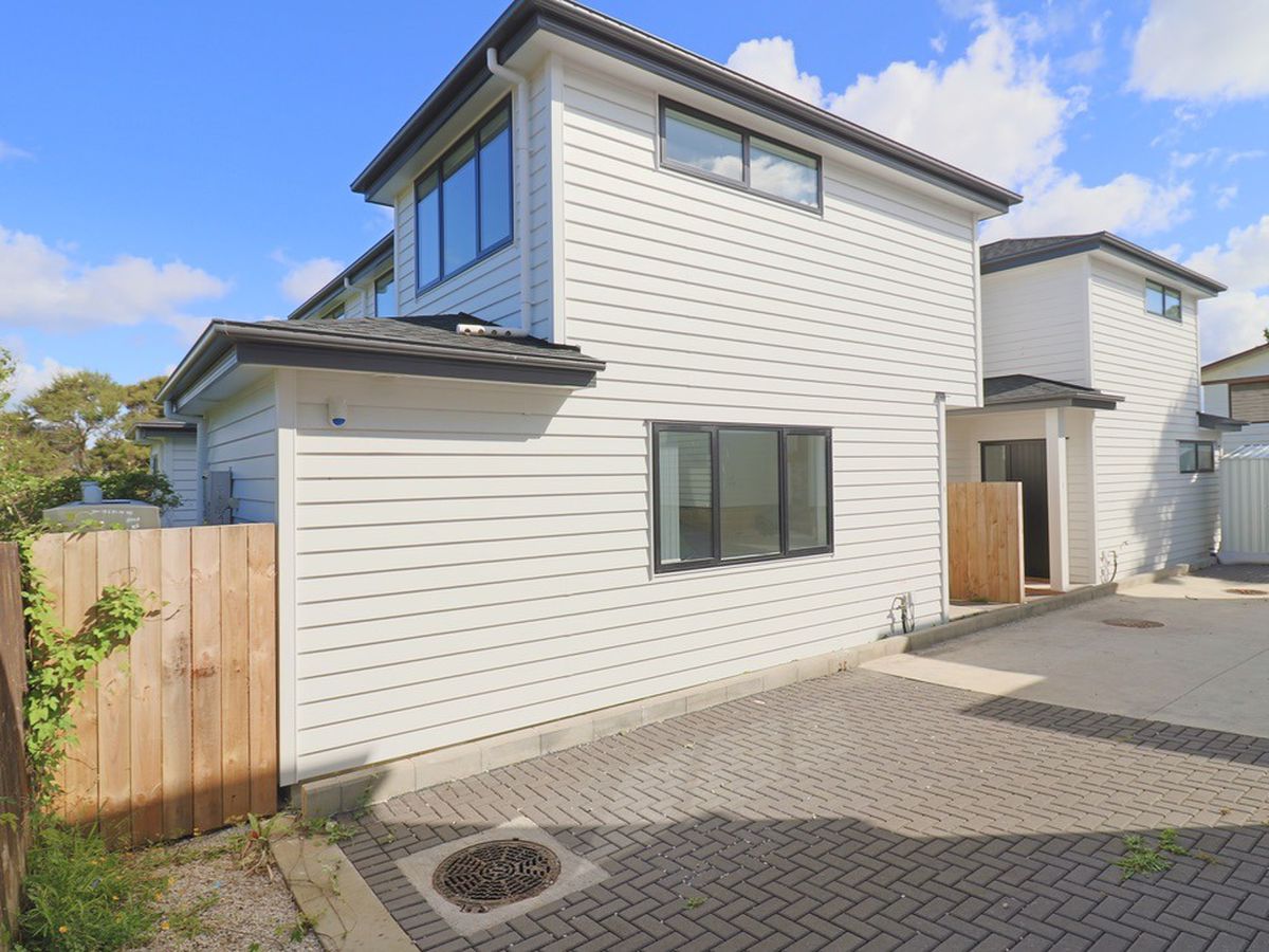 For rent, 4 beds 3 baths townhouse, West Harbour, Auckland, Available from 28th Jan 2026