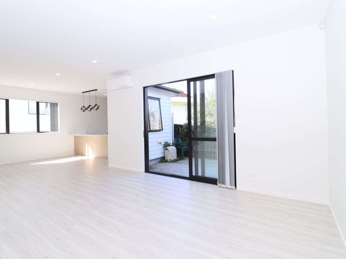 For rent, 4 beds 3 baths townhouse, West Harbour, Auckland, Available from 28th Jan 2026