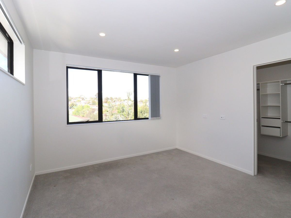 For rent, 4 beds 3 baths townhouse, West Harbour, Auckland, Available from 28th Jan 2026