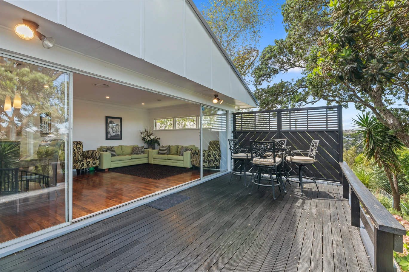 4 beds 2 baths house with double garage and sea views on 895m2 section, close to schools, shops, parks, reserves, beach, 31 Gilletta Road, Blockhouse Bay, Auckland