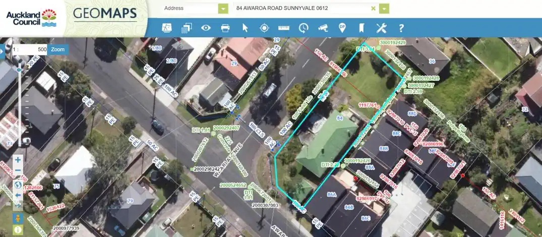 3 beds 2 baths house on 809m2 section, Currently zoned Mixed Housing Suburban, the property is projected to shift to Urban Zone under PC120, 0.7 km to Sunnyvale School, 1.3 km to Bruce McLaren Intermediate School, 1.8 km to Henderson High School, 84 Awaroa Road, Sunnyvale, Auckland