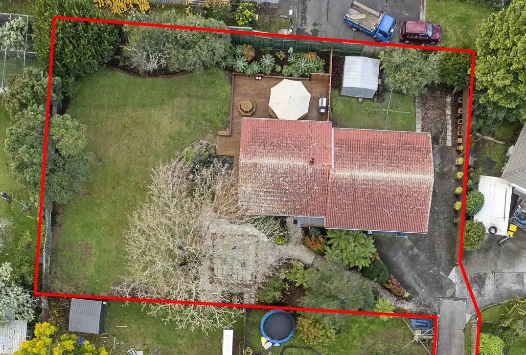 3 beds house on 926m2 section, 0.3 km to Bruce McLaren Intermediate School, 1.1 km to Henderson South School, 1.6 km to Henderson High School, 20 Newham Place, Henderson, Auckland