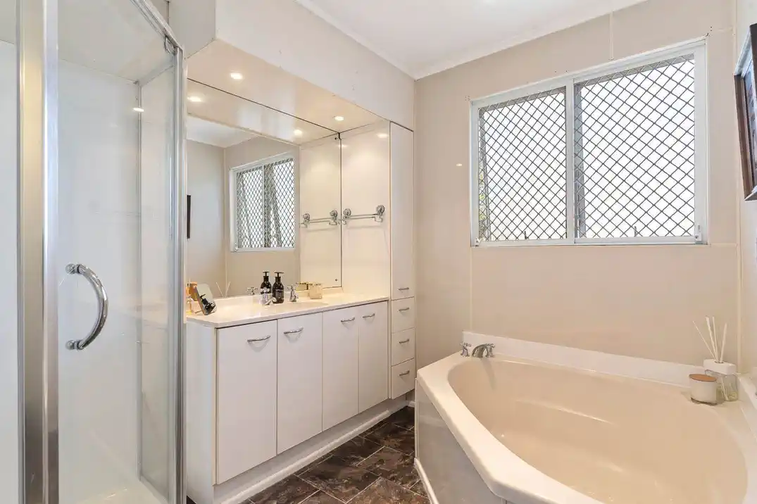 3 beds house on 926m2 section, 0.3 km to Bruce McLaren Intermediate School, 1.1 km to Henderson South School, 1.6 km to Henderson High School, 20 Newham Place, Henderson, Auckland