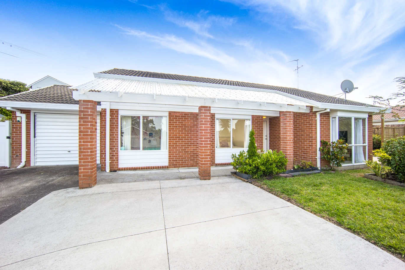 Brick and tile 3 beds house with garage on 503m2 section, close to local schools, shops, and community facilities, 3 Lanier Place, Glendene, Auckland