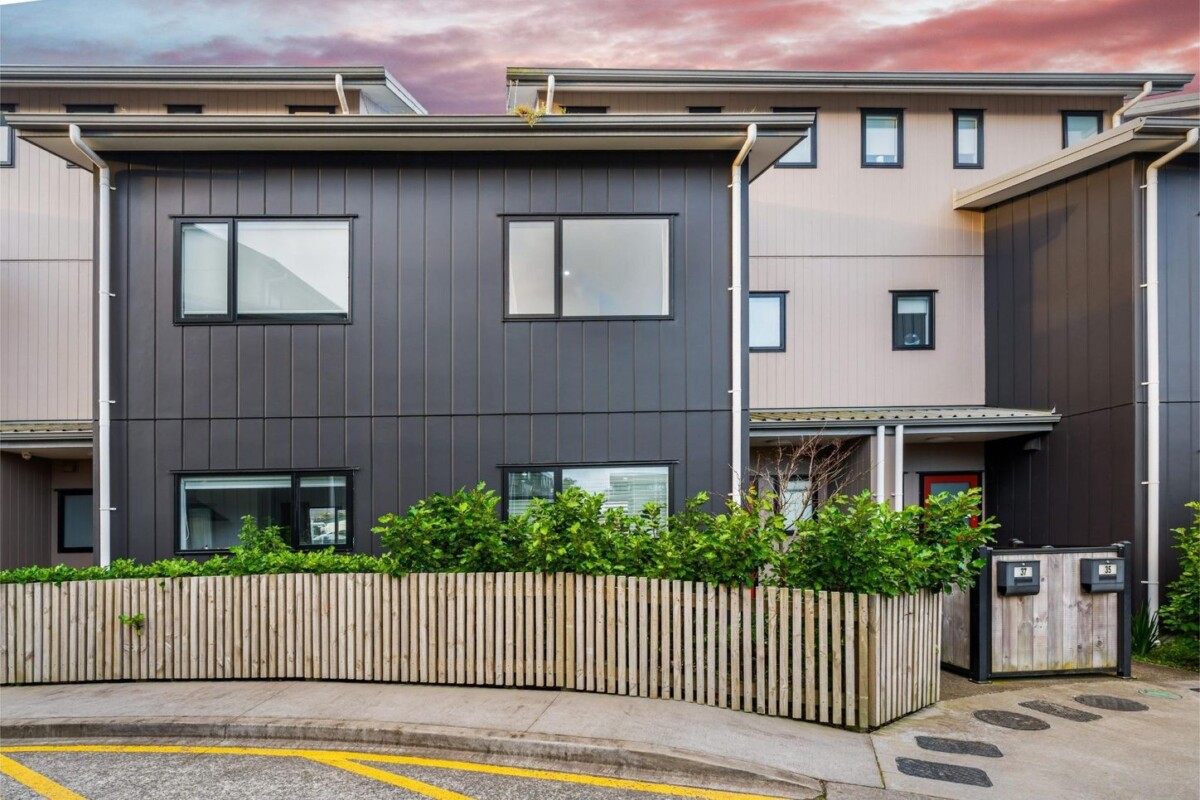 3 beds 2.5 baths home with car park, Approximately 8-minute walk to Henderson Train Station, minutes to schools, shops, 37 Eileen Newey Place, Henderson, Auckland