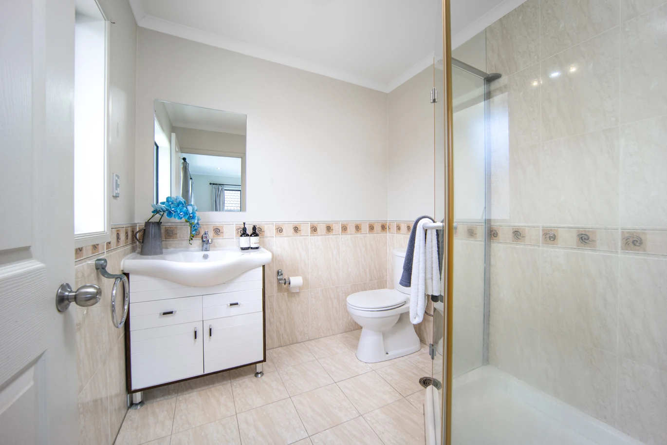 207m2 Brick and tile freehold standalone 4 beds 2.5 baths home with double garage on 288m2 section, close to local schools, parks, shops, cafes, and public transport, 145D Taylor Street, Blockhouse Bay, Auckland