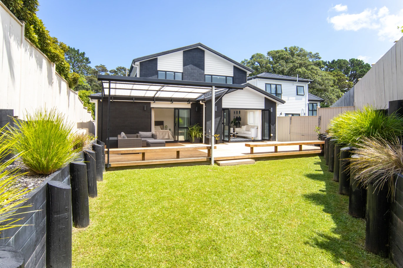 Set directly opposite Craigavon Park, 4 beds 3 baths house on 424m2 section, central air conditioning, walks to Blockhouse Bay Village. Beaches, bush walks, public transport, shops, and key amenities, 44 Connell Street Blockhouse Bay, Auckland