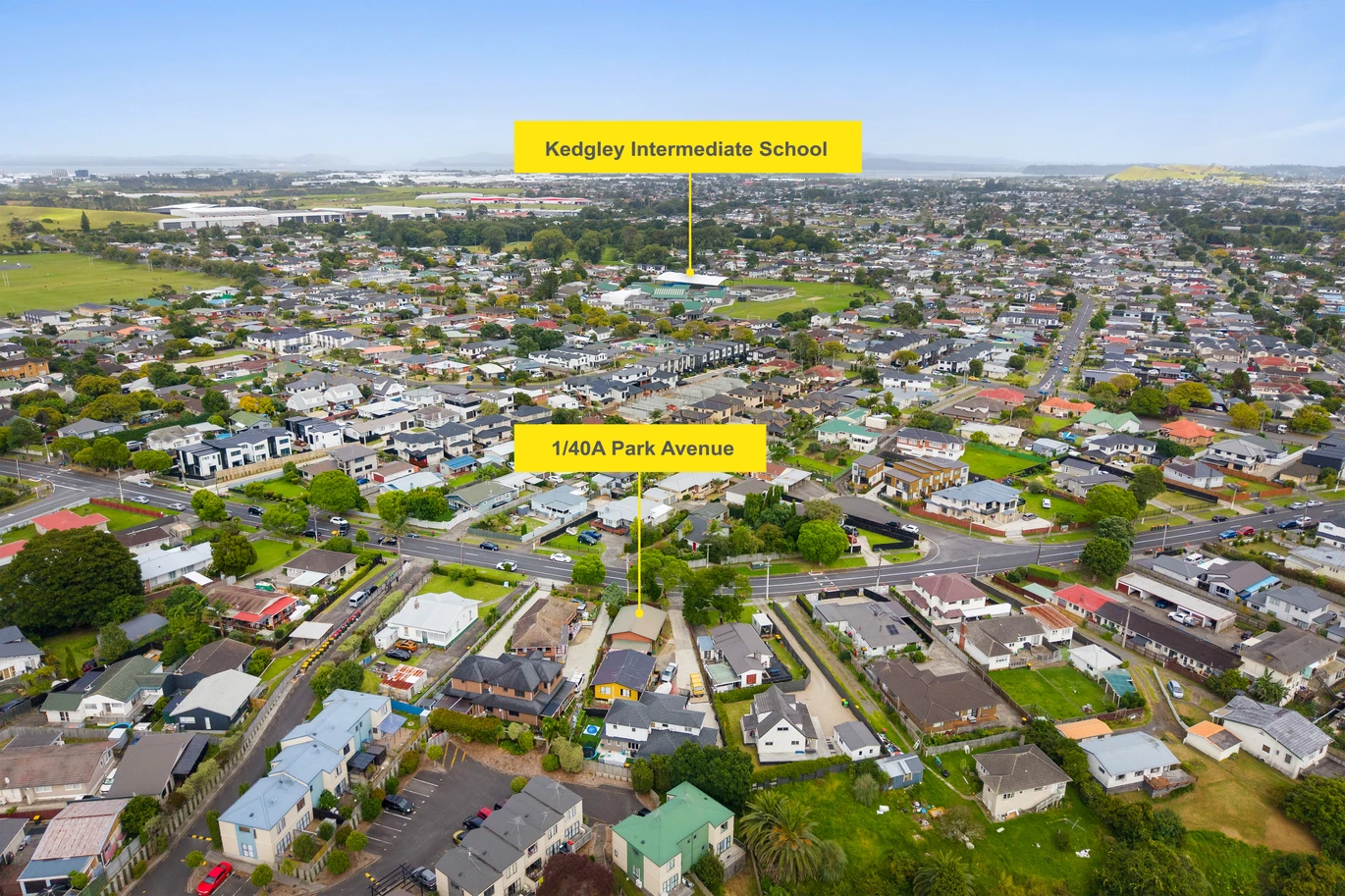 2 beds 1 bath house with garage, just moments from Papatoetoe Train Station and Papatoetoe Shopping Centre, and zoned for Kedgley Intermediate, Papatoetoe North School, and Aorere College, 1/40A Park Avenue, Papatoetoe, Auckland