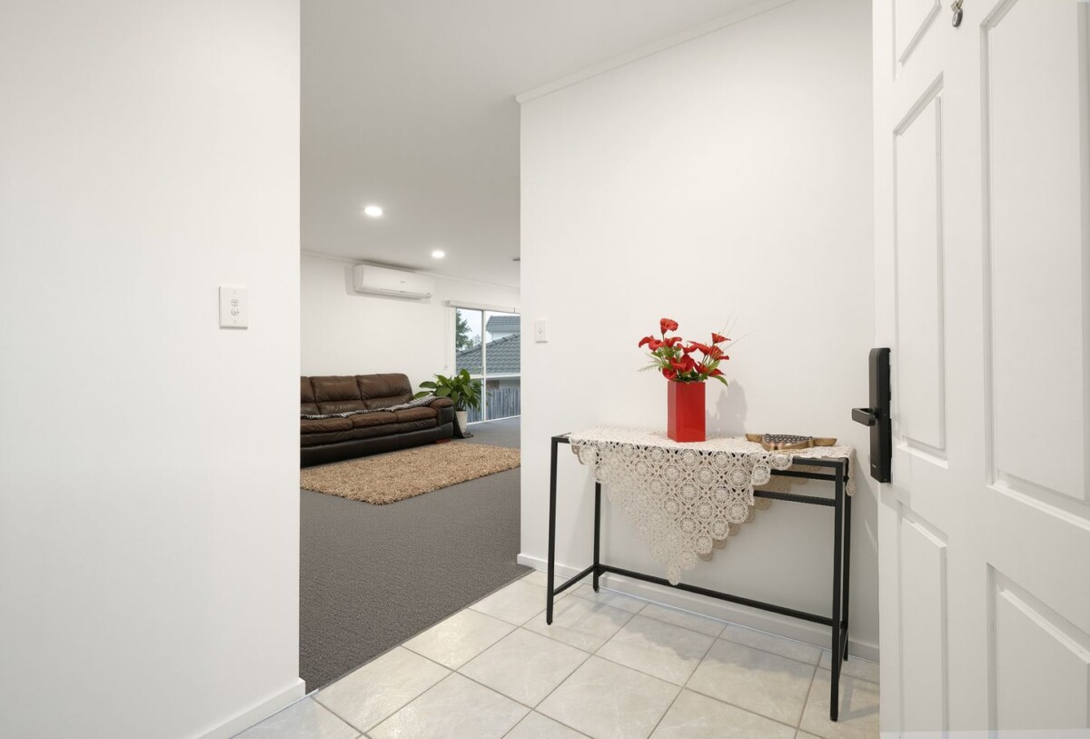Once over a decade, Motivated owners relocate closer to the city, 140m2 brick and tile 3 beds 2 baths house on 452m2 section, Just a stone’s throw from WestCity, supermarkets, 9 Wattle Road, Sunnyvale, Auckland