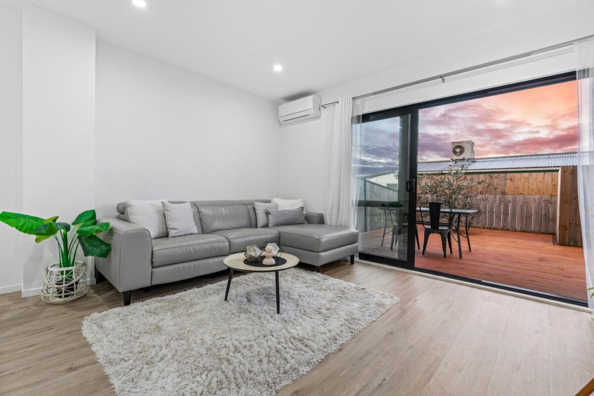 3 beds 2.5 baths home with car park, Approximately 8-minute walk to Henderson Train Station, minutes to schools, shops, 37 Eileen Newey Place, Henderson, Auckland