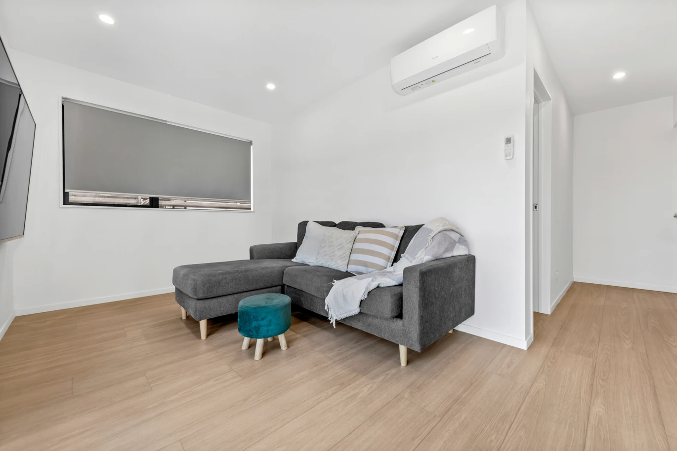 Freehold 4 beds 3.5 baths home with garage and 2 ensuites, located opposite Pakuranga Plaza, 1/45 Dale Crescent, Pakuranga, Auckland