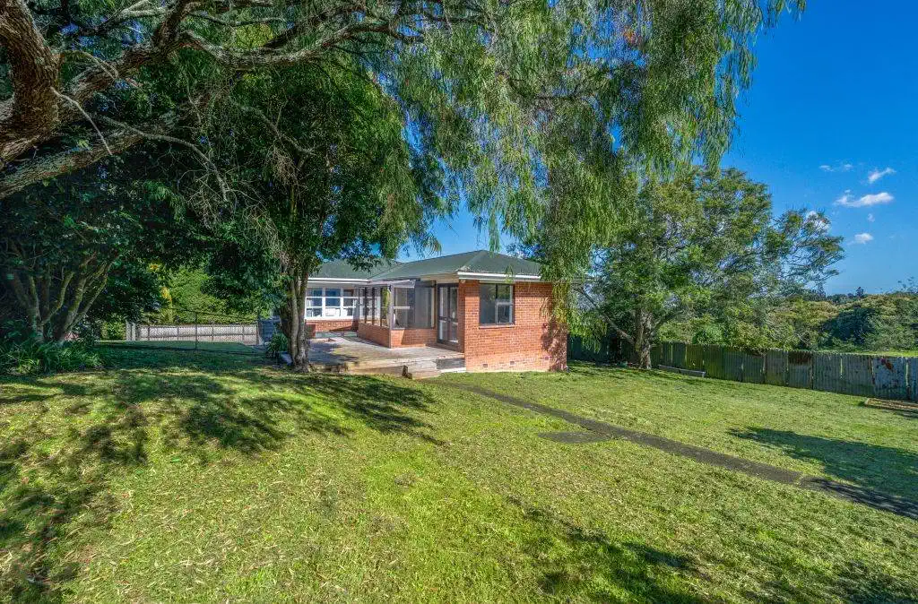 Brick 3 beds 2 baths house on 1050m2 section, 0.8 km to Onehunga High School, 0.9 km to Hillsborough School, 1 km to Three Kings School and Royal Oak Intermediate School, 33 Herd Road, Hillsborough, Auckland
