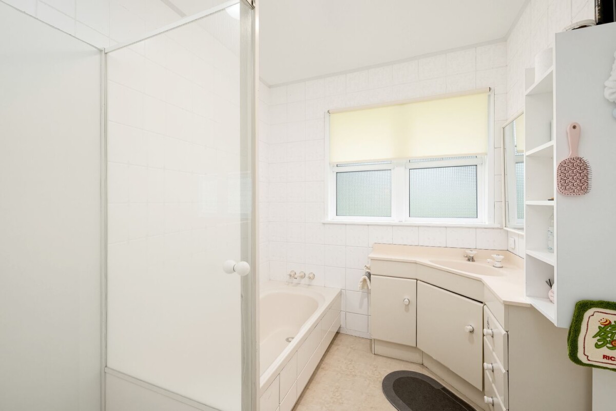 153m2 3 beds 1 bath house with garage and rumpus room, just a short walk to the Freyberg Community School and Te Whau Pathway(completing in 2026), close to cafes, shops, and reserves, 137 Tiroroa Avenue, Te Atatu South, Auckland