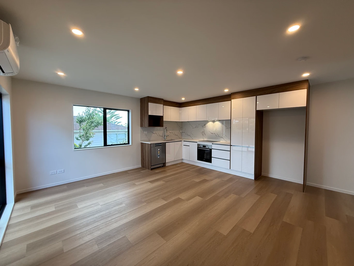 Freehold smart layout 2 beds 2.5 baths home, ground floor versatile room with 1 bath, Walk to Highland Park Shopping Centre, Zoned for Howick Primary, Howick Intermediate, and Pakuranga College, 7/24 (Lot 4) Aberfeldy Avenue, Highland Park, Auckland