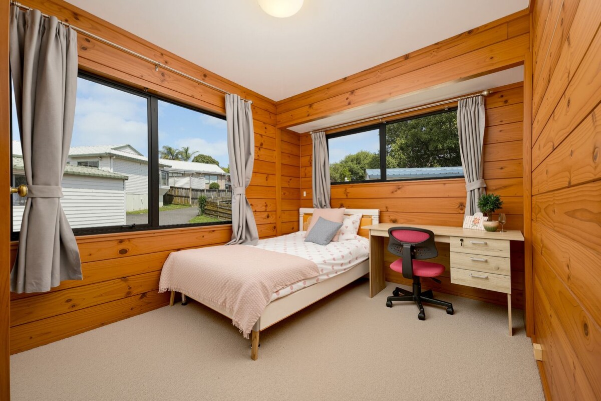 Standalone 3 beds house with garage and car parks, close to WestCity Waitakere Mall, Lincoln Road Shopping Centre, local schools, 5/7 Duncan Avenue, Te Atatu South, Auckland