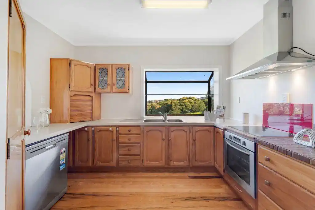 Brick 3 beds 2 baths house on 1050m2 section, 0.8 km to Onehunga High School, 0.9 km to Hillsborough School, 1 km to Three Kings School and Royal Oak Intermediate School, 33 Herd Road, Hillsborough, Auckland