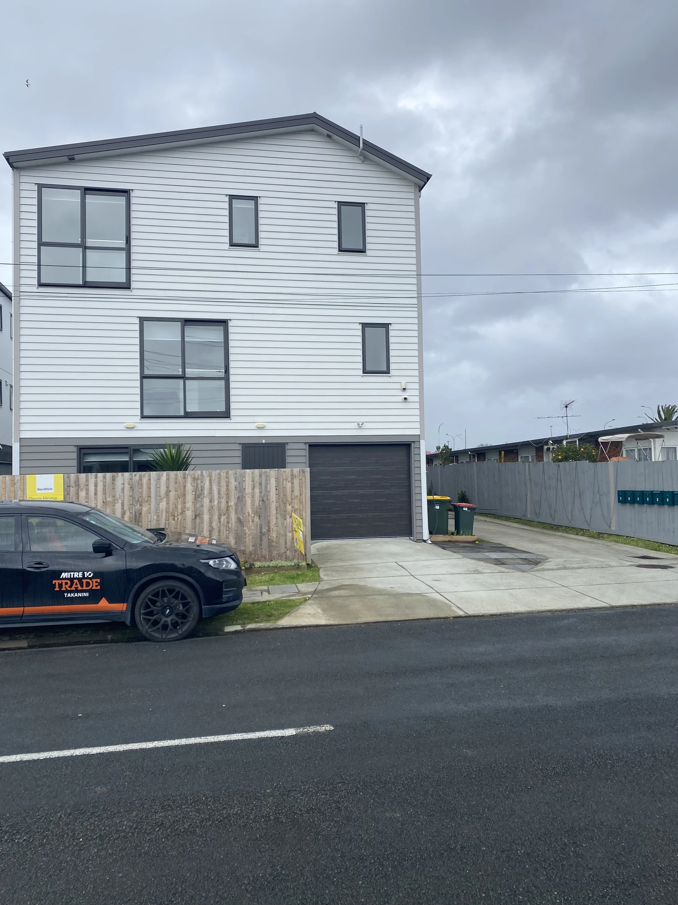 Freehold 4 beds 3.5 baths home with garage and 2 ensuites, located opposite Pakuranga Plaza, 1/45 Dale Crescent, Pakuranga, Auckland