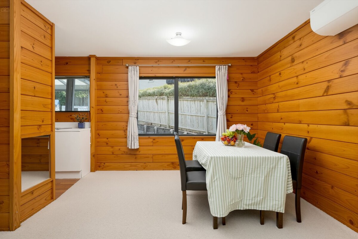 Standalone 3 beds house with garage and car parks, close to WestCity Waitakere Mall, Lincoln Road Shopping Centre, local schools, 5/7 Duncan Avenue, Te Atatu South, Auckland