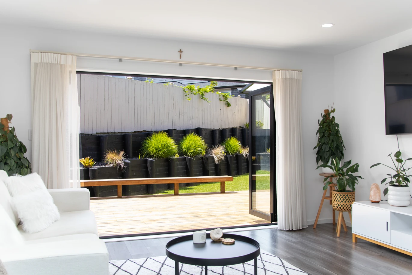 Set directly opposite Craigavon Park, 4 beds 3 baths house on 424m2 section, central air conditioning, walks to Blockhouse Bay Village. Beaches, bush walks, public transport, shops, and key amenities, 44 Connell Street Blockhouse Bay, Auckland