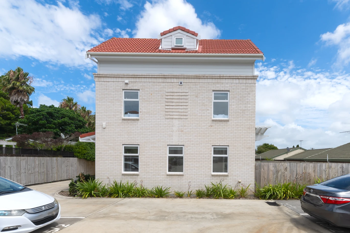 Standalone 4 beds 2.5 baths home with 2 car parks on 162m2 section, close to schools, shops, motorway access, Paradise Ice Skating, Akarana & Titirangi Golf Clubs, 29 Whautapu Court, Avondale, Auckland