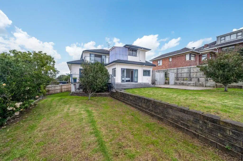 Zone for and 1.8 km to Macleans College, 4 beds 2.5 baths house with sea views on 1014m2 section, Currently operating as an Airbnb, 10 Beach Road, Mellons Bay, Auckland