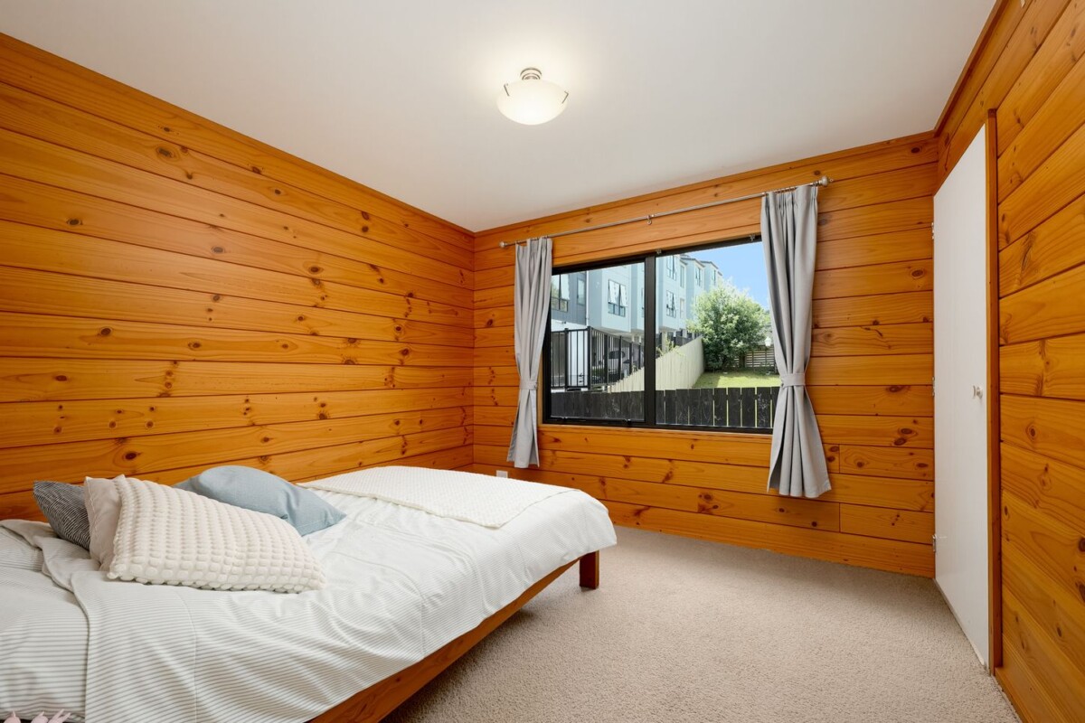 Standalone 3 beds house with garage and car parks, close to WestCity Waitakere Mall, Lincoln Road Shopping Centre, local schools, 5/7 Duncan Avenue, Te Atatu South, Auckland