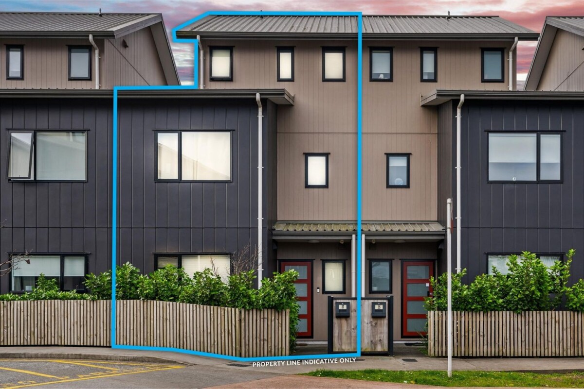 3 beds 2.5 baths home with car park, Approximately 8-minute walk to Henderson Train Station, minutes to schools, shops, 37 Eileen Newey Place, Henderson, Auckland