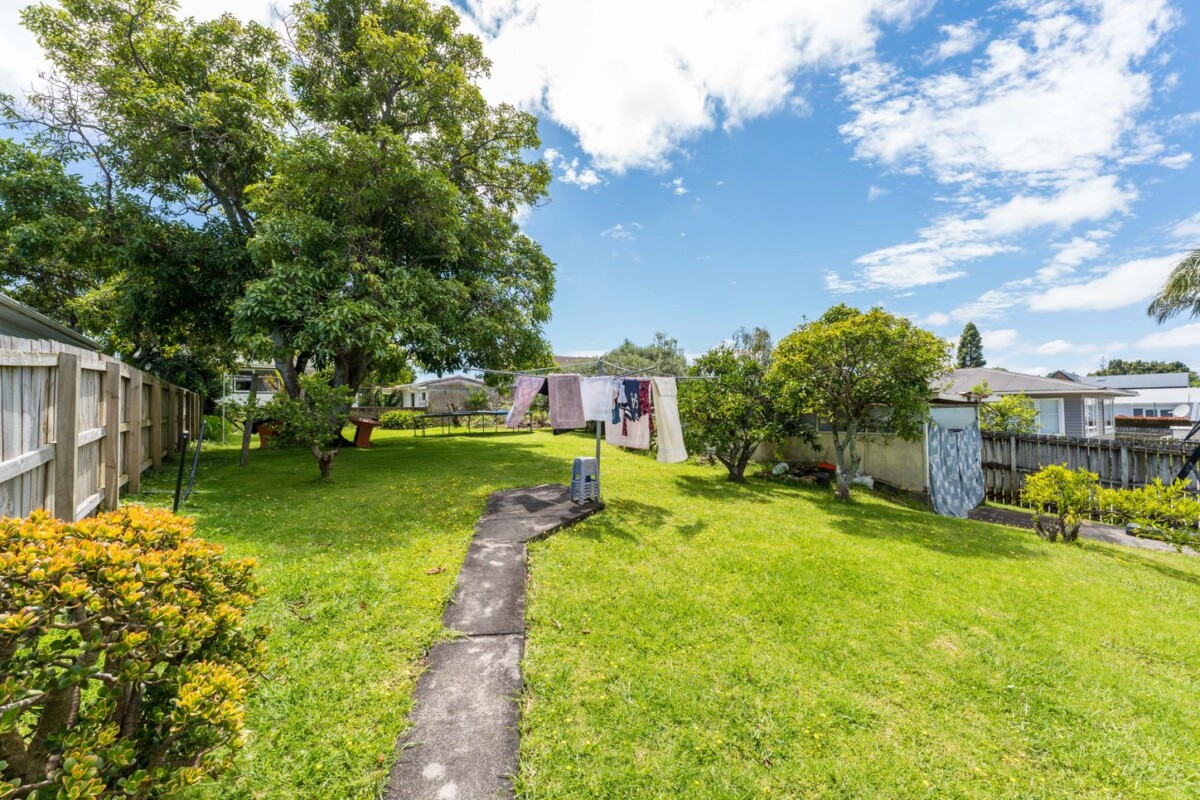 Once over 30 years, 3 beds house on 938m2 section, 13 Waione Avenue, Te Atatu Peninsula, Auckland