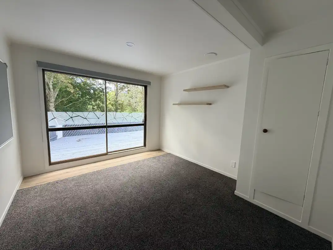 For rent, Dual-Living, 2 x 3 beds with swimming pool, 3 beds 1.5 bath 1 kitchen 1 living upstairs, 3 beds 1 bath 1 practical kitchenette downstairs, Available from: Monday, February 23, 30 Glencourt Place, Glenfield, Auckland