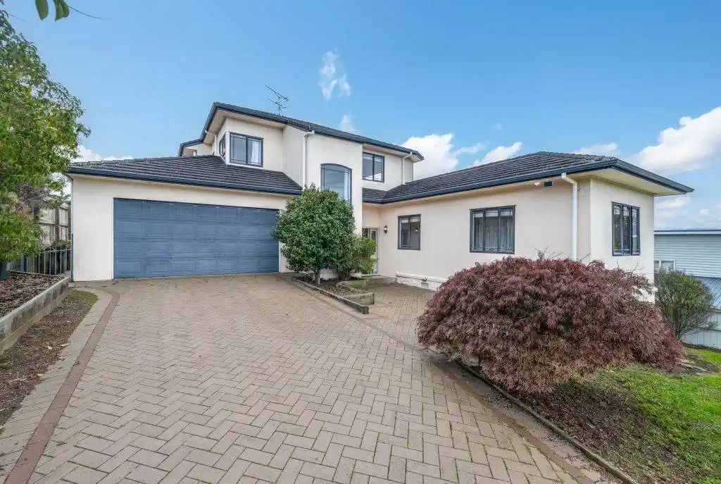 Zone for and 1.8 km to Macleans College, 4 beds 2.5 baths house with sea views on 1014m2 section, Currently operating as an Airbnb, 10 Beach Road, Mellons Bay, Auckland
