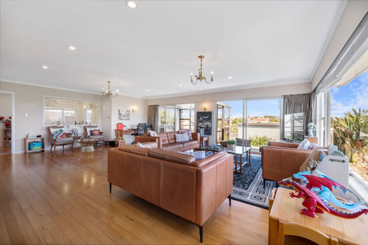 309m2 4 beds 2.5 baths house with triple garage and swimming pool on 1057m2 section, zoned for Meadowbank School, Remuera Intermediate, Baradene College, Selwyn College and Glendowie College, 9 Stoneyroyd Gardens, Remuera, Auckland
